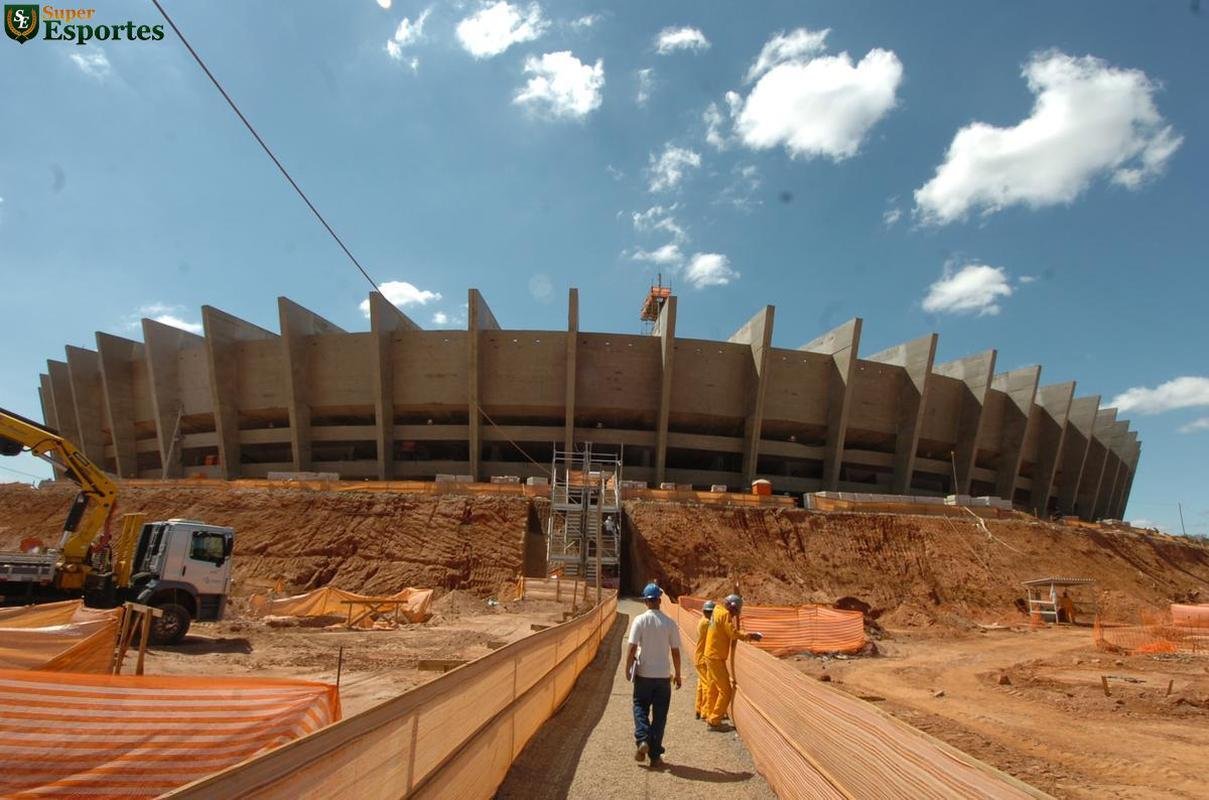 10/10/2011 - Estdio  um verdadeiro canteiro de obras. Na parte superior, comea preparao para ampliao da cobertura de 29m para 55m
