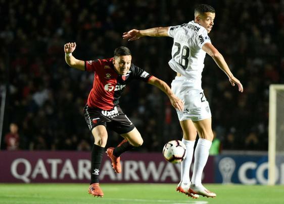 Fotos do jogo entre Colon e Atlético, no Estádio Cemitério dos Elefantes, em Santa Fé, na Argentina, pela ida da semifinal da Copa Sul-Americana