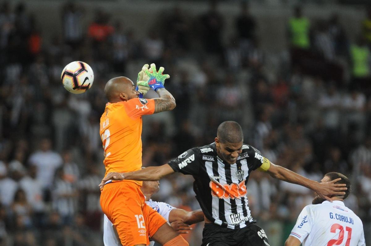 Festa dos jogadores do Nacional e decepo dos atleticanos no Mineiro