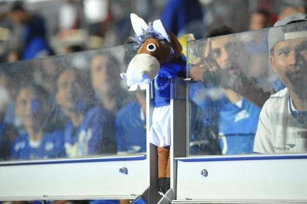 Chegada das torcidas de Cruzeiro e Grmio ao Mineiro para a semifinal da Copa do Brasil