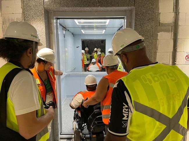 Fotos da visita feita por pessoas com deficincia na Arena MRV, nesta quinta-feira (9/2)
