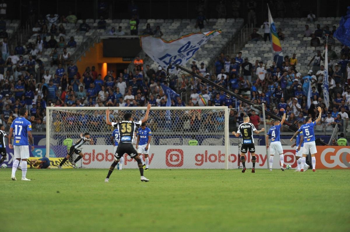 Em jogo com grande atuao do goleiro Fbio, Cruzeiro derrotou Santos de virada, por 2 a 1, com gols de Sass e Raniel; Gabriel Barbosa marcou para o Peixe, no Mineiro, pela 26 rodada do Brasileiro