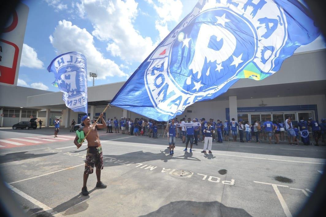 Torcedores do Cruzeiro organizaram uma grande festa no embarque do time para So Paulo