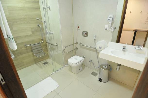 Neymar passará por cirurgia e ficará internado no Hospital Mater Dei, em Belo Horizonte. Craque do PSG e da Seleção Brasileira será instalado no 13º andar e usufruirá de suíte com toda estrutura para a família. Na foto, o banheiro.