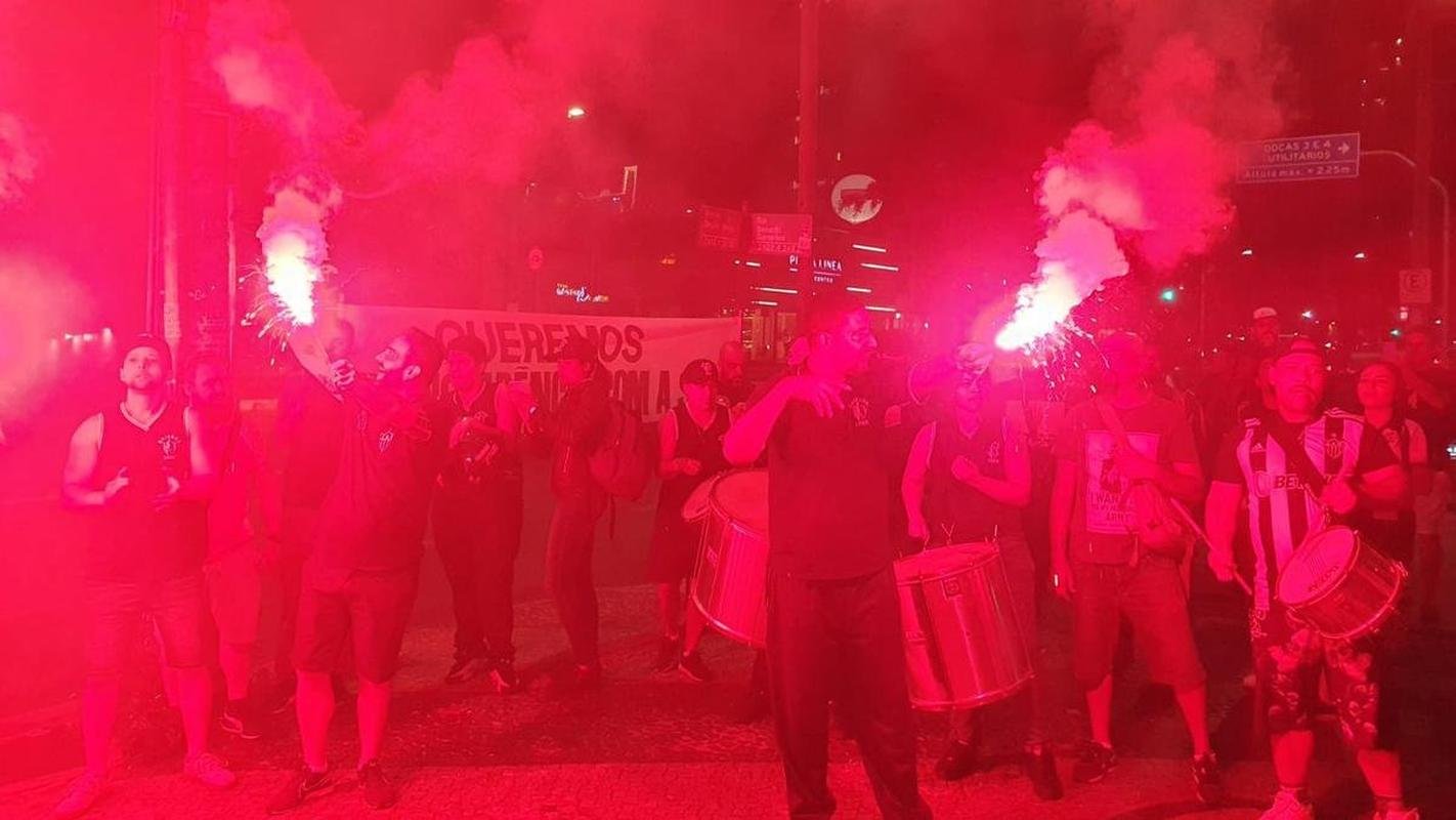 Torcedores do Atltico protestaram em frente  sede do clube nesta segunda-feira (21/11)