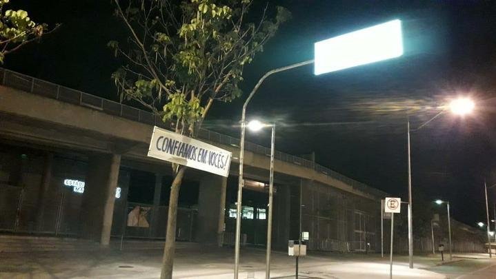 Faixas de apoio ao Cruzeiro so estendidas em Belo Horizonte antes da partida contra o FLuminense