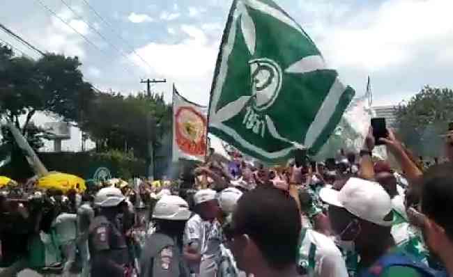 Torcida Do Palmeiras Faz Festa No CT Antes De Viagem Do Time A ...