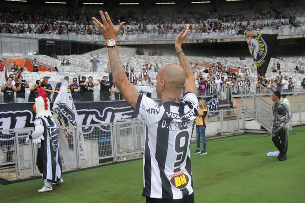 Diego Tardelli foi ao gramado no intervalo e saudou a torcida alvinegra