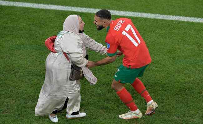 Boufal danou com sua me aps vitria de Marrocos sobre Portugal, que rendeu classificao histrica s semifinais da Copa do Mundo do Catar