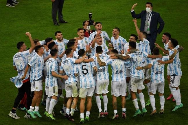 Argentina conquistou 15 ttiulo da Copa Amrica ao vencer o Brasil por 1 a 0, neste sbado, no Maracan. nico gol foi marcado por Di Mara, eleito o destaque da deciso. J o astro Lionel Messi ganhou o prmio de craque da competio.