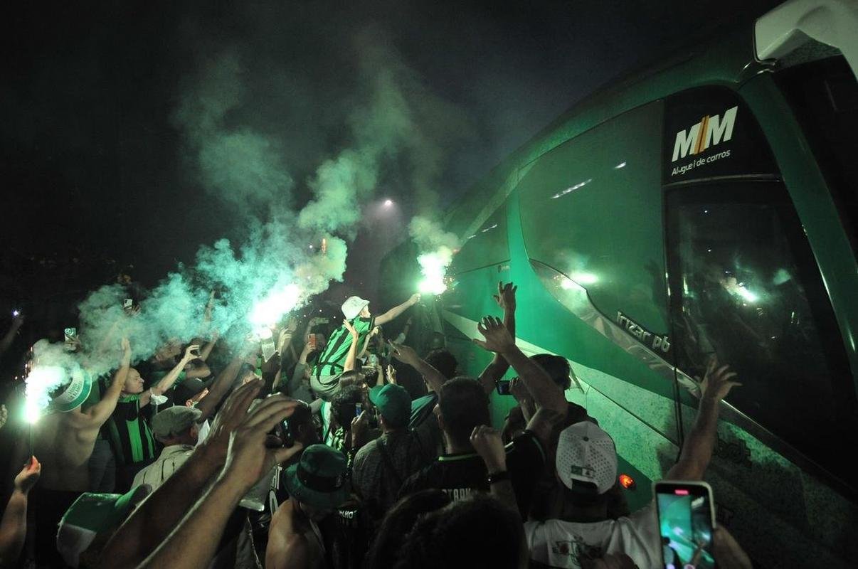 Fotos da torcida do Amrica nos arredores do Independncia, em Belo Horizonte, antes da bola rolar para o jogo contra o So Paulo, nesta quinta-feira (18). Partida valida pela volta das quartas de final da Copa do Brasil. 