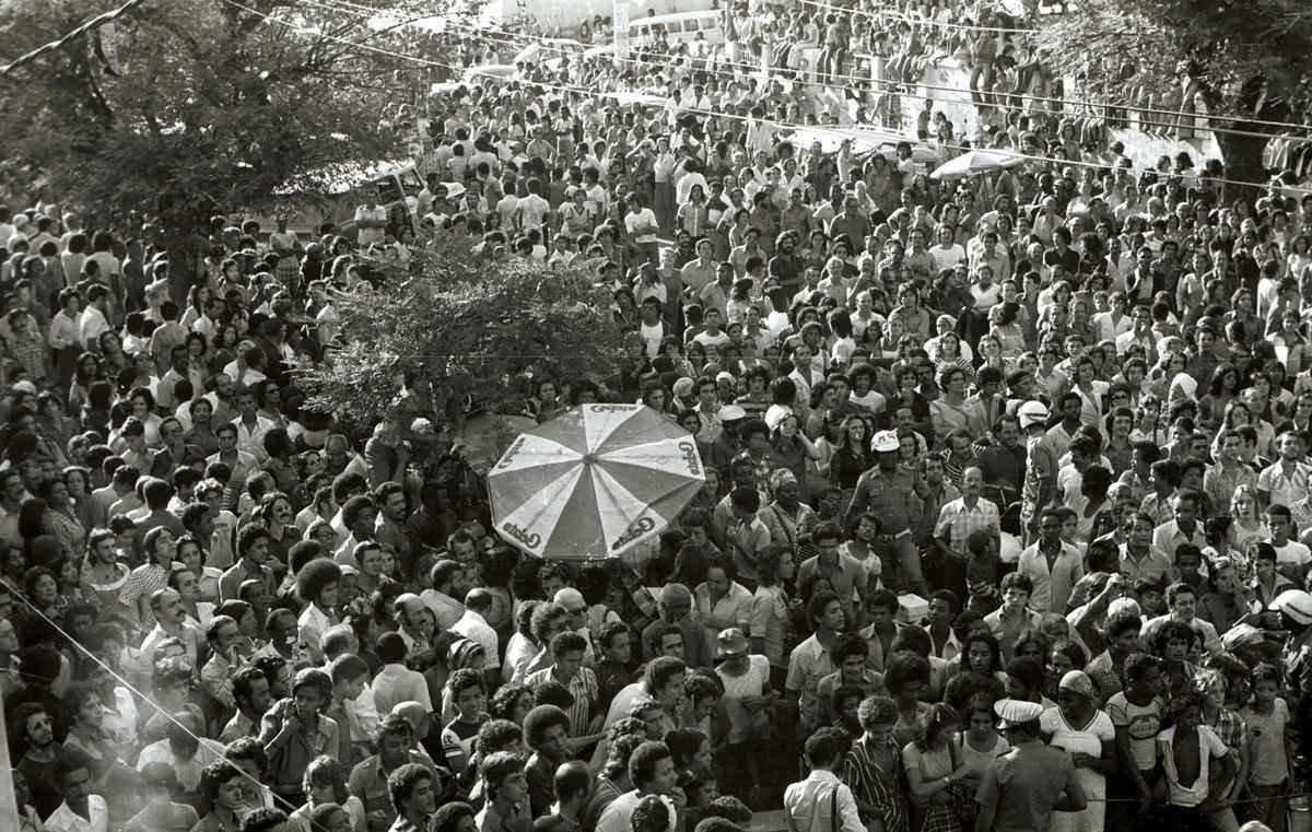 Milhares de torcedores, parentes e amigos acompanharam o cortejo de Roberto Batata