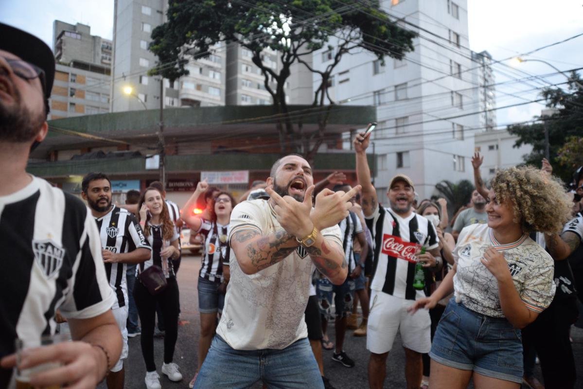 Festa atleticana no Bar do Salomo, em BH, com a conquista do ttulo da Supercopa do Brasil. Galo venceu o Flamengo por 8 a 7 nos pnaltis aps empate por 2 a 2 no tempo normal