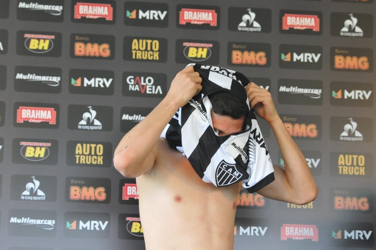 Meia-atacante venezuelano Jefferson Savarino, de 23 anos, foi apresentado pelo gerente de futebol Marques, do Atltico, na Cidade do Galo
