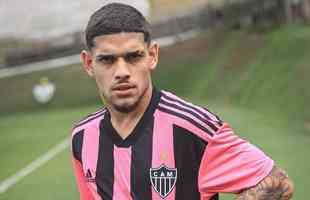 Jogadores do Atltico posam com nova camisa rosa