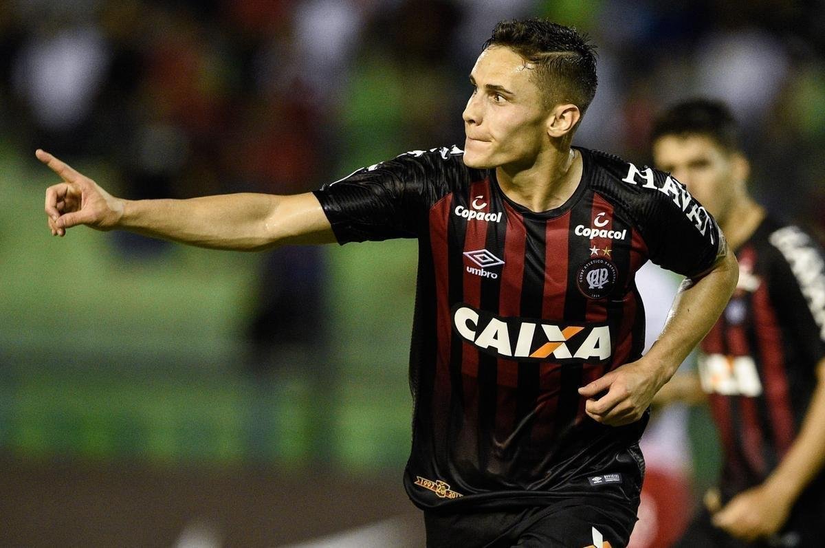 Raphael Veiga - O jovem meia, de 23 anos, pertence ao Palmeiras, mas est emprestado ao Atltico-PR. Em 2018, disputou 47 jogos e marcou 9 gols.  um dos destaques do time finalista da Copa Sul-Americana.