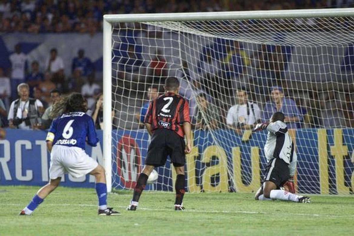 ...o argentino apenas olha a bola caminhar para as redes, enquanto o goleiro Flvio j se entrega no lance...