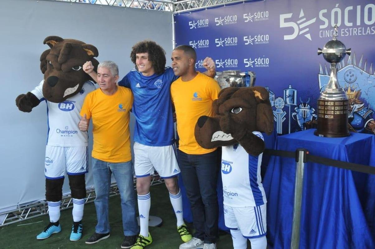 Caravana do Cruzeiro em Conselheiro Lafaiete, com a presena de Ronaldo Fenmeno. Milhares de torcedores cruzeirenses compareceram ao Parque de Exposies Tancredo Neves para prestigiar o evento oficial do clube