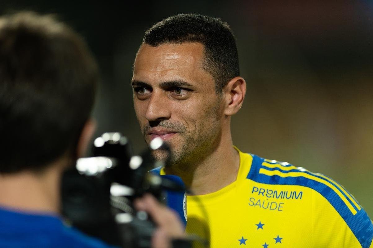 Cruzeiro treinou na Arena do Jacar, em Sete Lagoas, local do jogo desta quinta, 19h, contra o Operrio-PR, pela 24 rodada da Srie B do Brasileiro; veja imagens da atividade comandada pelo tcnico Vanderlei Luxemburgo