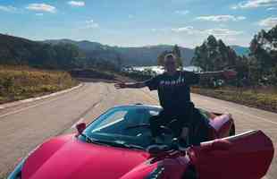 Bernard posta foto com Ferrari 458 Spider, lanada em 2012 e com preo mdio de mais de R$ 1,4 milhes 