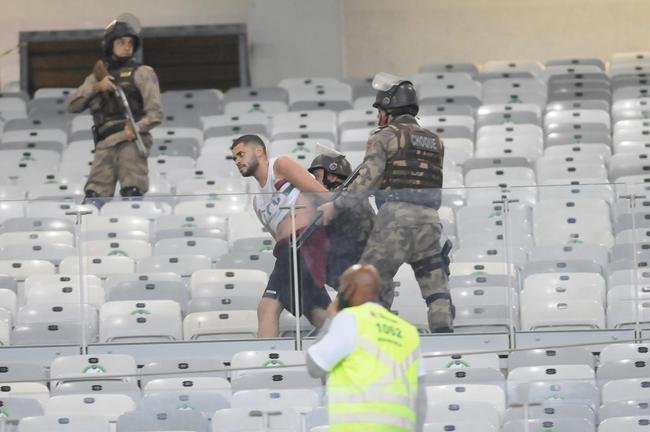 Briga entre torcedores do Cruzeiro e do Fluminense, no Mineiro, antes de jogo pelas oitavas de final da Copa do Brasil. Atrito foi na divisria, no anel superior do estdio
