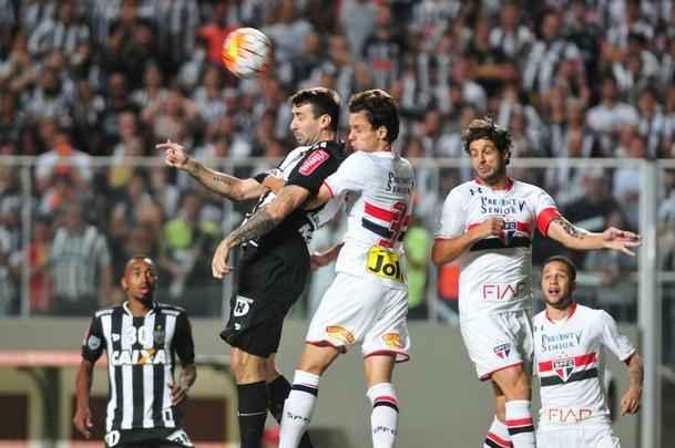 Imagens do primeiro tempo da partida entre Atltico e So Paulo, no Independncia, pela Libertadores