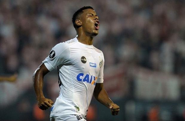 Camisa utilizada pelo Santos contra o Estudiantes, da Argentina, tem patch da Libertadores no ombro direito, conforme regulamento