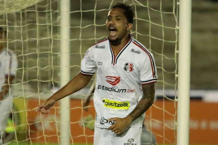 Loureno (atacante) - Emprestado pelo Ava, o atacante logo se firmou como titular e j vive sua temporada mais artilheira da carreira, com presena contnua no 11 inicial. Ele tambm j atuou na lateral direita