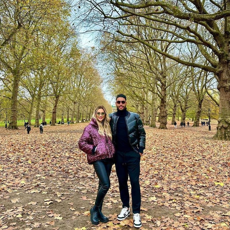 Zagueiro Nathan Silva com a namorada em Londres