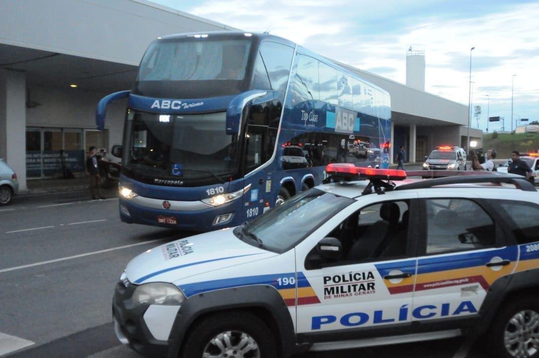 Jogadores do Cruzeiro desembarcaram nesta sexta-feira  tarde no Aeroporto de Confins, na Grande Belo Horizonte, depois da derrota por 2 a 0 para o Grmio, em Porto Alegre. O policiamento foi reforado e houve escolta do nibus at a Toca da Raposa II. No houve presena de torcidas organizadas. Motoristas de aplicativo, presentes no local, foram os nicos a presenciar a chegada. Os cruzeirenses xingaram, enquanto os atleticanos gritaram 'o o o, segunda diviso'.