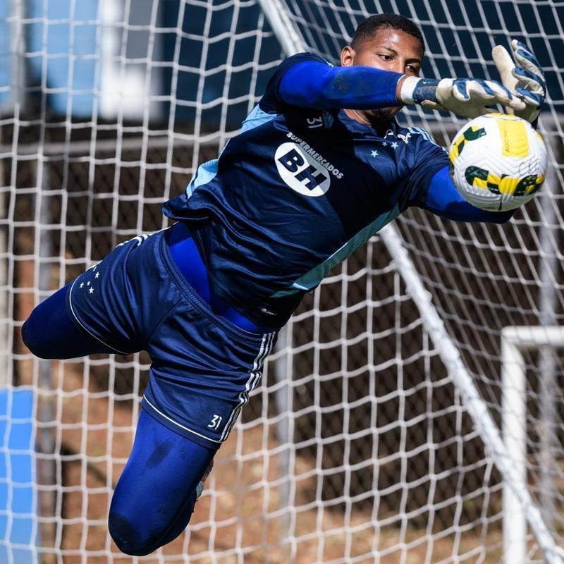 Fotos do treino do Cruzeiro neste domingo, na Toca da Raposa II. As novidades foram as presenas do atacante Rafa Silva, recuperado de incmodo no p direito, e dos recm-contratados Luis Felipe (zagueiro, ex-PSV da Holanda) e Bruno Rodrigues (atacante, ex-Famalico de Portugal)