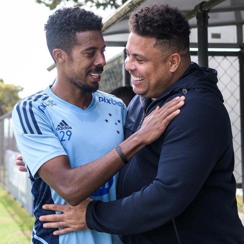 Em Belo Horizonte, Ronaldo acompanhou treino do Cruzeiro na manh desta quarta-feira (15) e conversou com jogadores na Toca da Raposa II
