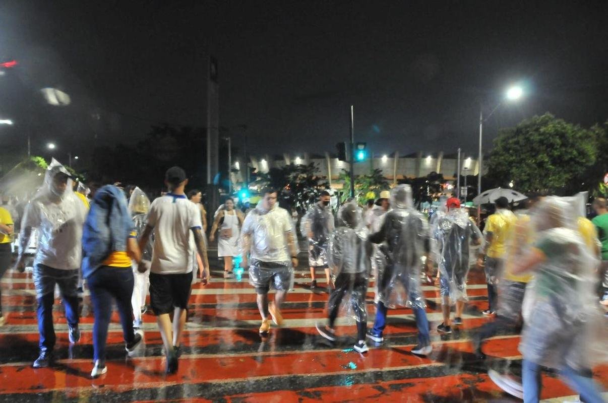 Torcedores encaram chuva na chegada ao Mineiro para assistir ao jogo entre Brasil e Paraguai pelas Eliminatrias da Copa do Mundo do Catar