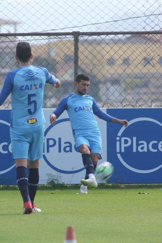 Presidente do Cruzeiro, Wagner Pires de S, acompanhou treino deste sbado, na Toca da Raposa II. Mais uma vez, Arrascaeta treinou normalmente e est cotado para iniciar como titular diante do Atltico-PR, na segunda-feira, no Mineiro, pelas oitavas de final da Copa do Brasil
