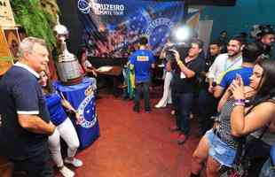 Raul Plassmann, ex-goleiro do Cruzeiro, participa de ao com torcedores em BH