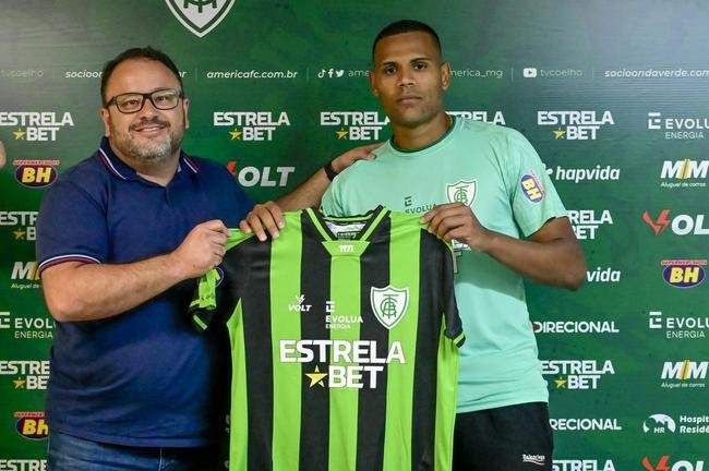 O goleiro Mateus Pasinato e o atacante Mikael foram apresentados pelo Amrica nessa quinta-feira (3/2), no CT Lanna Drumond