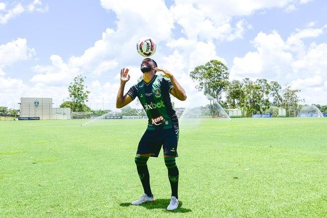 Atacante Everaldo foi apresentado nesta quinta-feira (19) como novo refor�o do Am�rica para a temporada de 2022