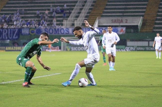 Cruzeiro venceu a Chapecoense por 2 a 0 na Arena Cond, em Chapec, neste sbado (30), pela quinta rodada da Srie B. Gols foram de Geovane e Edu, na etapa final