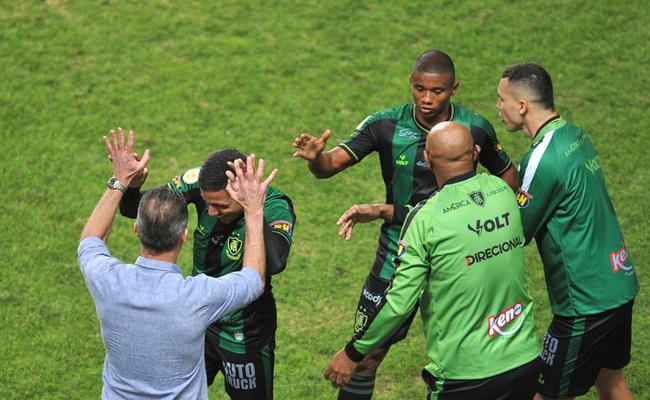 Amrica sofreu, mas venceu bem o Santos por 2 a 0 no Independncia