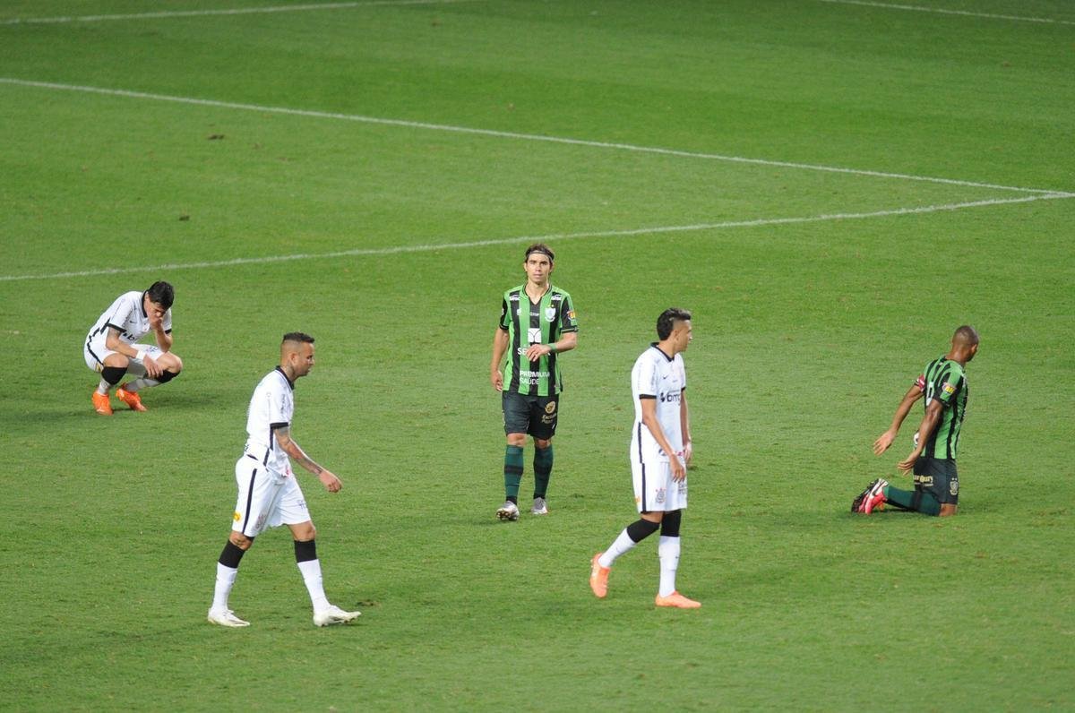 Gol de pnalti de Rodolfo deu ao Amrica o empate por 1 a 1 com o Corinthians e selou a classificao histrica s quartas de final da Copa do Brasil. Veja a festa do tcnico Lisca e dos jogadores no gramado do Independncia