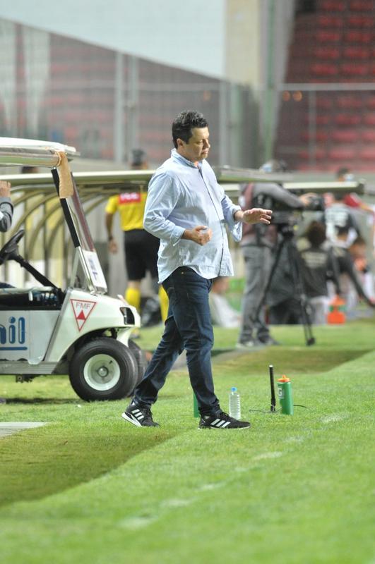 Tcnico Adilson Batista durante sua estreia no comando do Amrica, diante do Internacional
