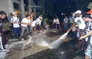 Em 2008, torcedores fizeram protesto lavando a calada em frente  sede de Lourdes, na regio Centro-Sul de Belo Horizonte. Segundo os participantes, eles queriam lavar a 'sujeira do clube'. O presidente Ziza Valadares estava pressionado. Ele acabou renunciando.