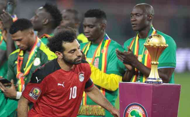 Craque da Seleo do Egito, Salah passa em frente ao trofu na cerimnia de premiao da Copa Africana de Naes
