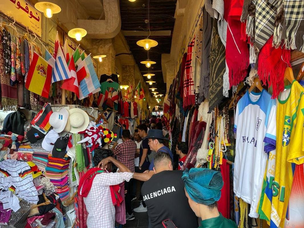 Torcidas da Copa do Mundo de 2022 tm se encontrado no Souq Waqif, tradicional mercado em Doha, no Catar.