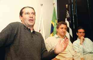 06/07/2000 - O técnico de futebol do Atlético, Marcio Araújo, durante entrevista, quando anunciou seu pedido de demissão do cargo, alegando motivos particulares. Ao seu lado, o diretor de futebol Eduardo Maluf.