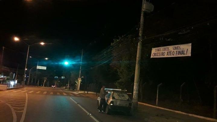 Faixas de apoio ao Cruzeiro so estendidas em Belo Horizonte antes da partida contra o FLuminense