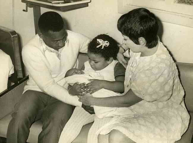 28/08/1970 - P|elé com sua primeira esposa Rosemeri dos Reis Cholbi e os filhos Kely Cristina Cholbi Nascimento e Edson Cholbi Nascimento (Edinho)