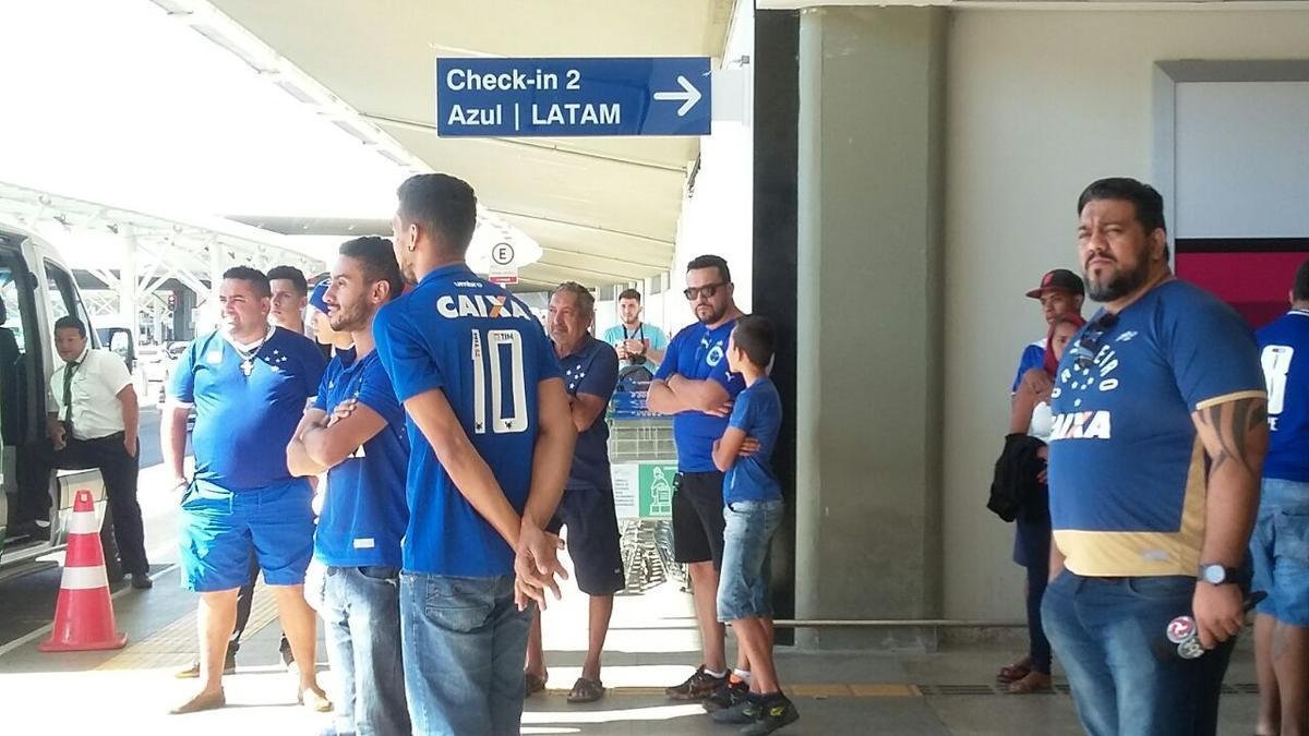 Jogadores do Cruzeiro embarcam, com o apoio da torcida