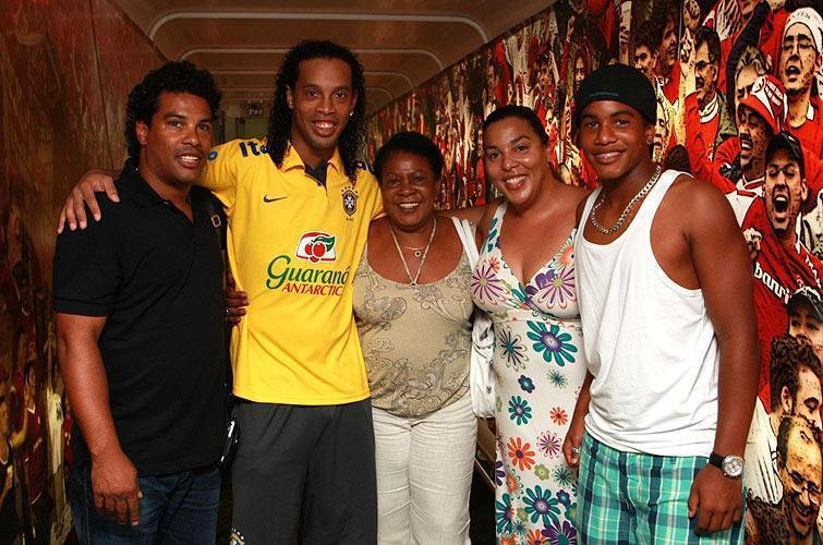 01/04/2009 - Ronaldinho recebe a famlia depois do treino da Seleo Brasileira. Na foto, o craque ao lado de Assis, Dona Miguelina, Deisi e Diego