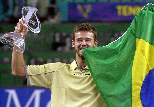 Em dezembro de 2000, Guga venceu o americano Andre Agassi, faturou o Masters Cup e se tornou o tenista nmero 1 do mundo.